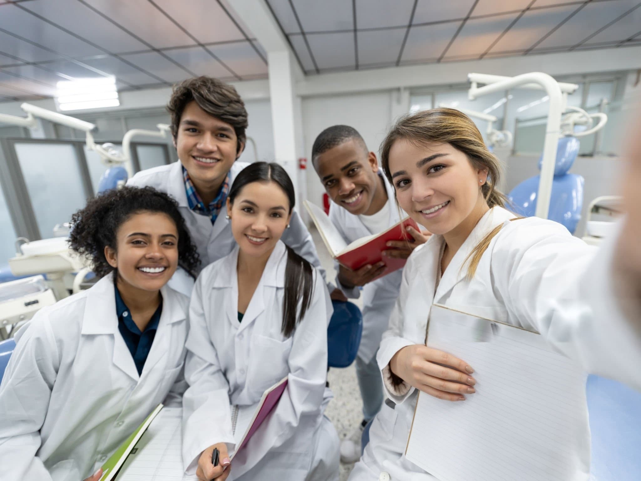 Estudiantes de odontología en clínica dental preparándose para el examen de revalidación con Odontoprep
